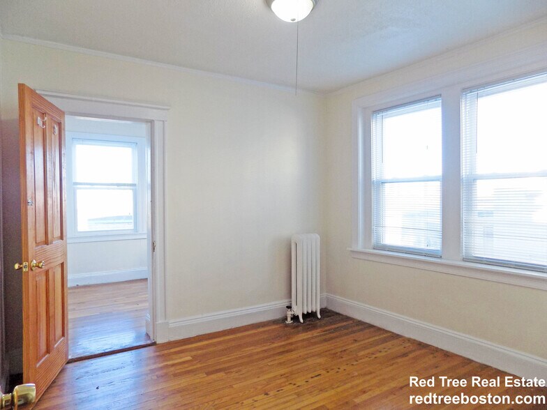 Building Photo - 244 Kelton St