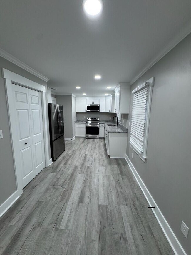 Building Photo - NEWLEY RENOVATED-This one won't last long! Schedule your tour today!