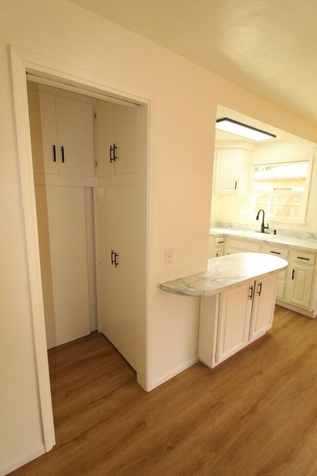Building Photo - Midtown Ventura Studio with Great Amenities!