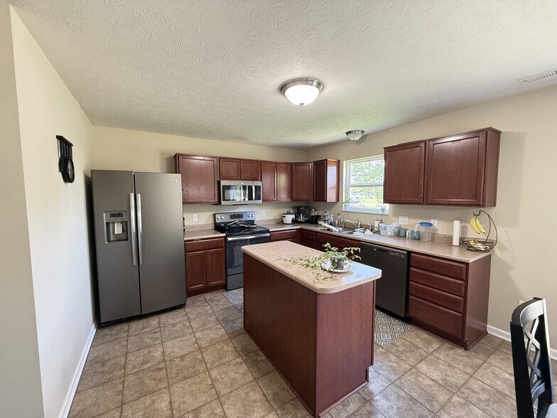 Building Photo - 2540 Sword Ct