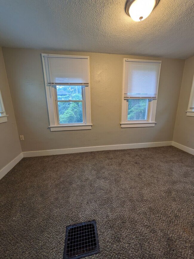 Building Photo - 5535 Woodland Ave