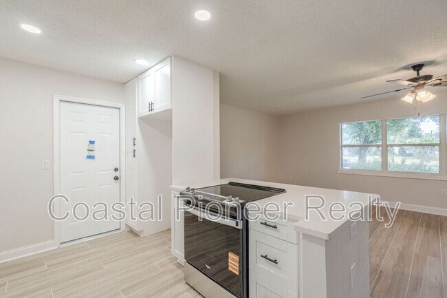 Building Photo - 4600 Venetian Blvd NE