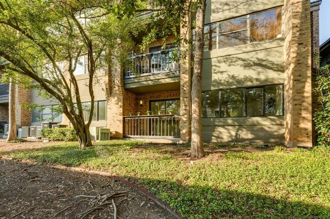 Building Photo - 8888 Tallwood Dr