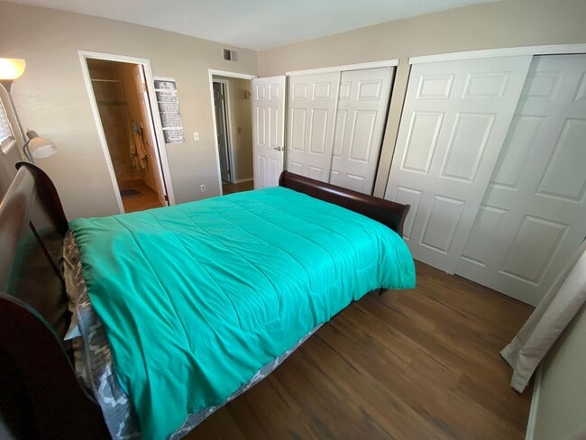 Building Photo - Spacious Aurora Condo