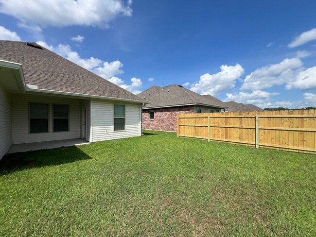 Building Photo - Trendy, 3 bedroom, 2 bath home in coveted Kenilworth Crossing Community near LSU