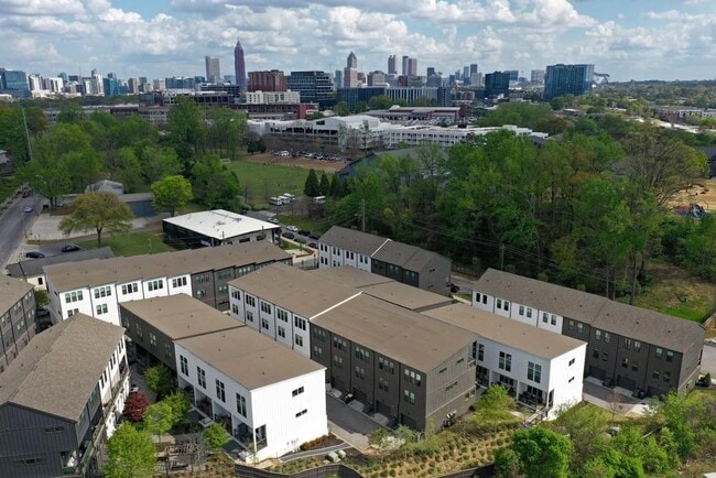 Building Photo - 916 Brees Ct