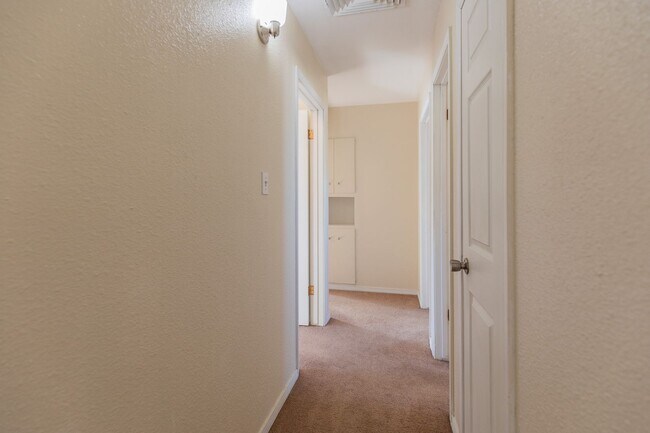 Building Photo - Conveniently located 3 Bedroom with Conver...