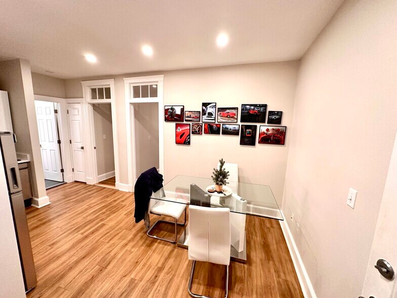 Building Photo - 845 Beacon St