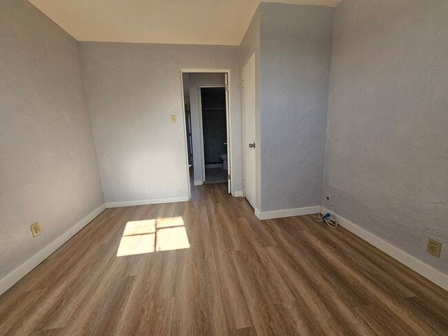 Building Photo - 1 BR 1 BATH FULL REMODEL UPPER UNIT FREE RENT OAC