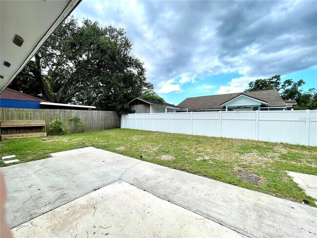 Building Photo - 3301 Russett Dr