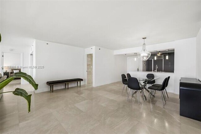 Building Photo - 2625 Collins Ave