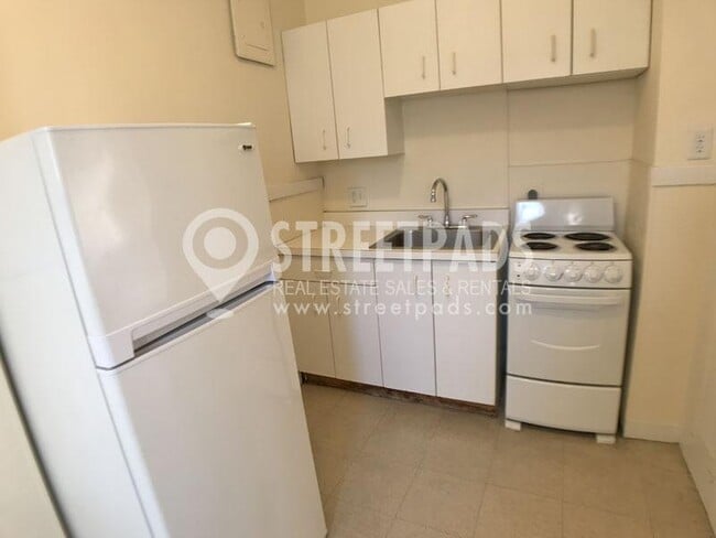 Building Photo - bedroom in Boston MA 02115
