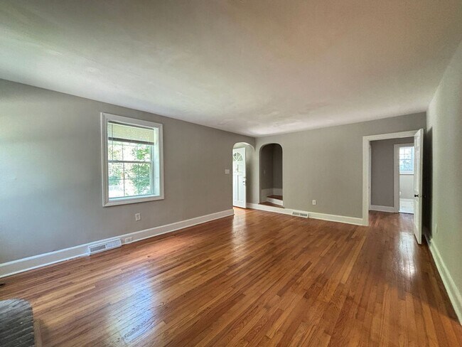 Building Photo - Available now. WATER & SEWER INCLUDED! Gre...