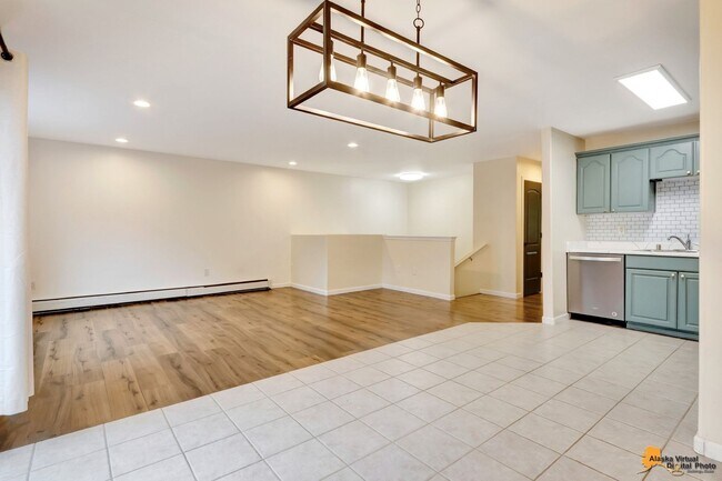 Building Photo - Modern 4-Bedroom Townhome in Desirable Sou...