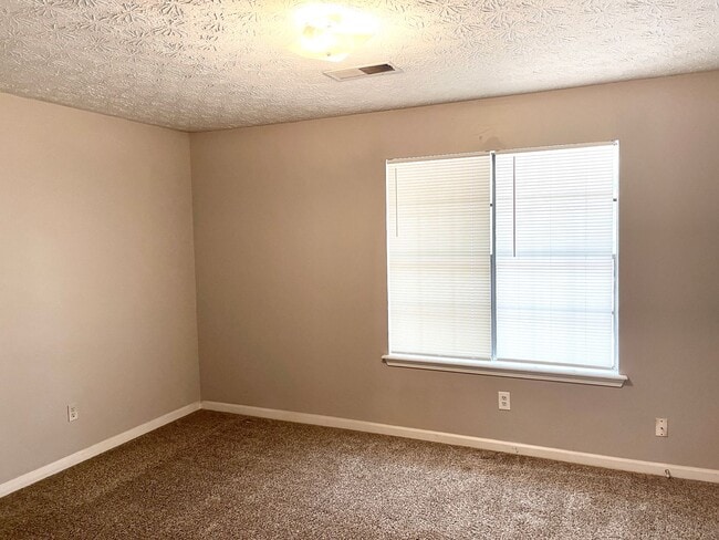 Building Photo - Welcome to this charming 2-bedroom, 2-bath...