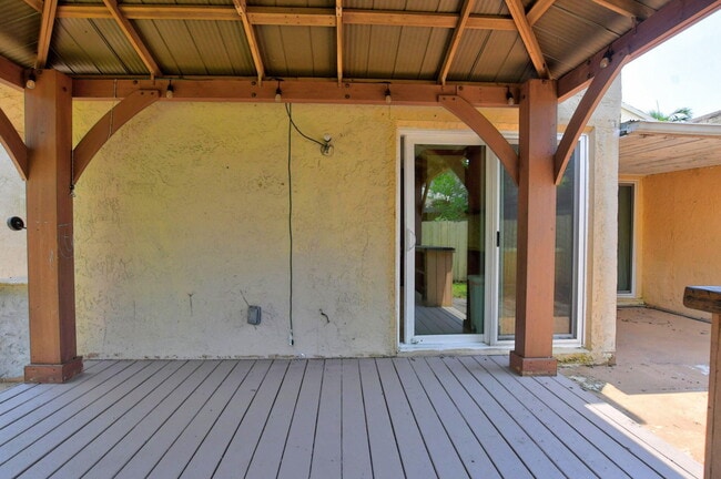 Building Photo - 7813 Kenway Pl W