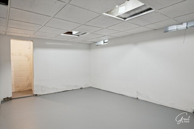 Building Photo - $1300 3 bedroom