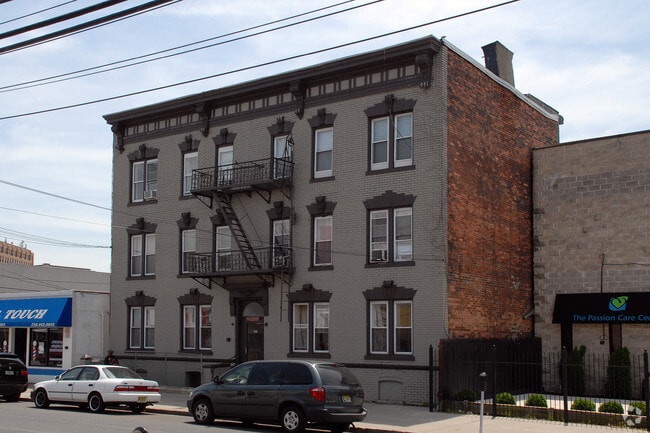 Primary Photo - 185 Fayette St