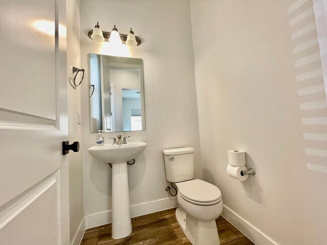 Building Photo - Like New! Three Bedroom Home in Desert Color