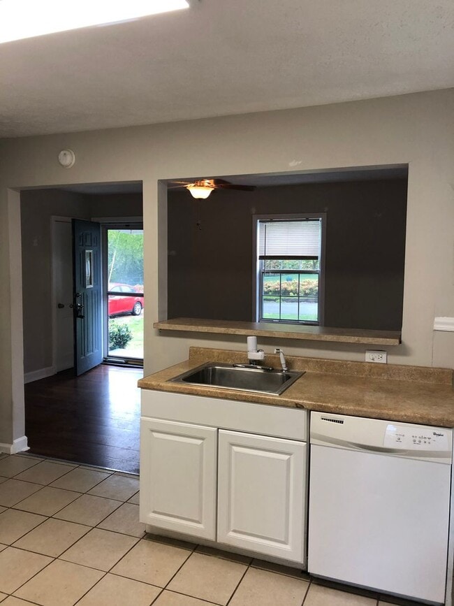 Building Photo - Cozy 2 Bed/ 1 Bath Home with Large Sun Room and Fenced Yard in Sylvan Park, Pet Friendly....