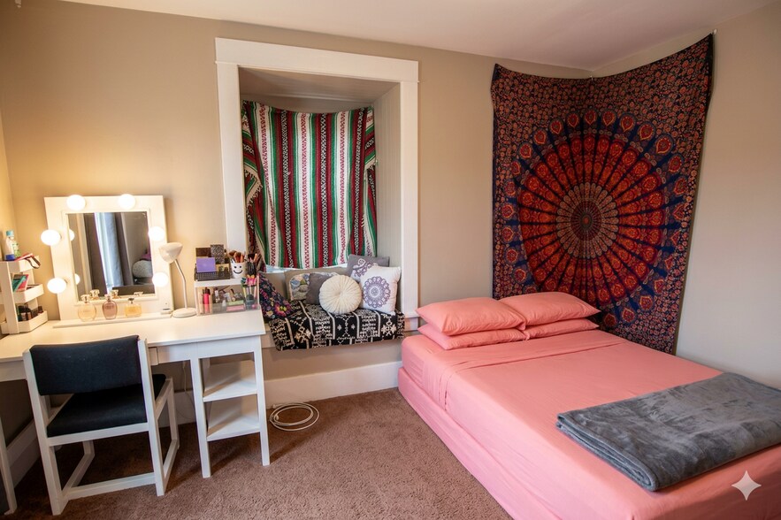 Building Photo - 710 Emmet St