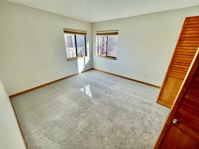 Building Photo - Top-Floor Riverfront Living with Broadway Bridge Views | 2 Bed + 2 Bath + Parking