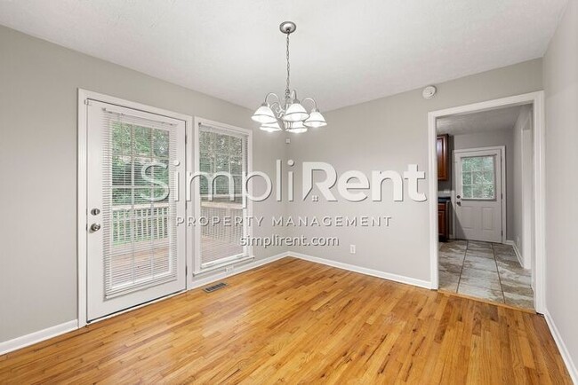 Building Photo - Renovated 3 Bed/ 2 Bath - 1st month free w...