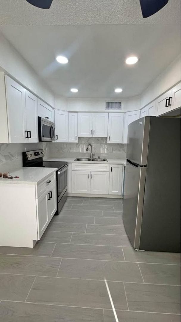 Interior Photo - 1800-1818 Rexford Dr