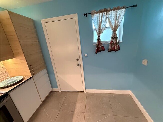 Building Photo - 410 NW 68th Ave