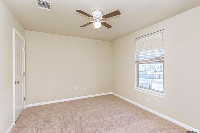 Building Photo - 18163 Pinehurst Dr