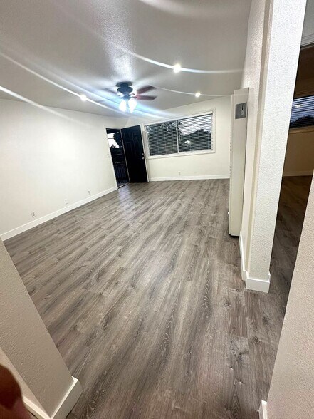 Living Rm/ to Entrance - 2302 W Roberta Ave