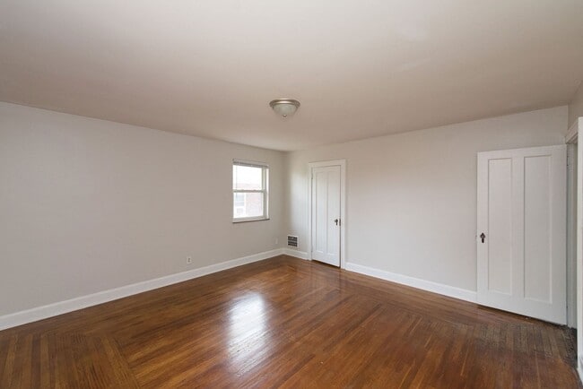 Building Photo - COVEDALE- 3 bedroom 1.5 bath Tudor with up...