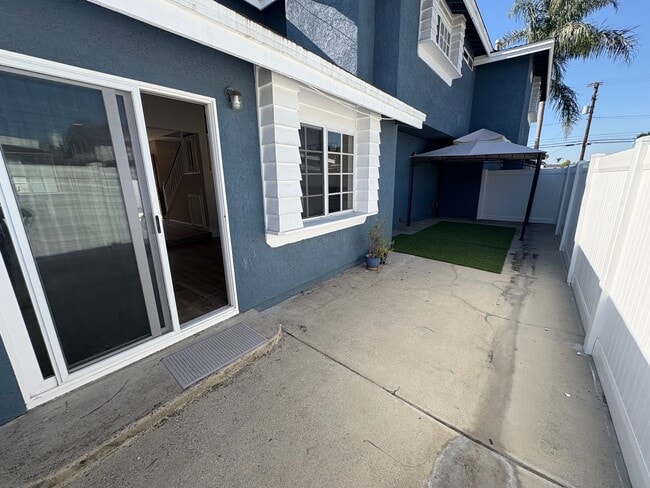 Building Photo - 2652 Santa Ana Ave