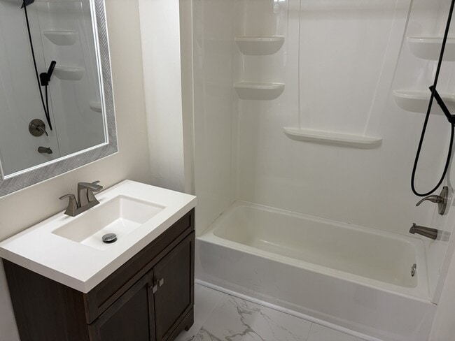 Building Photo - 4 Bed / 2 Bath House for Rent in Huntsville, AL 35802