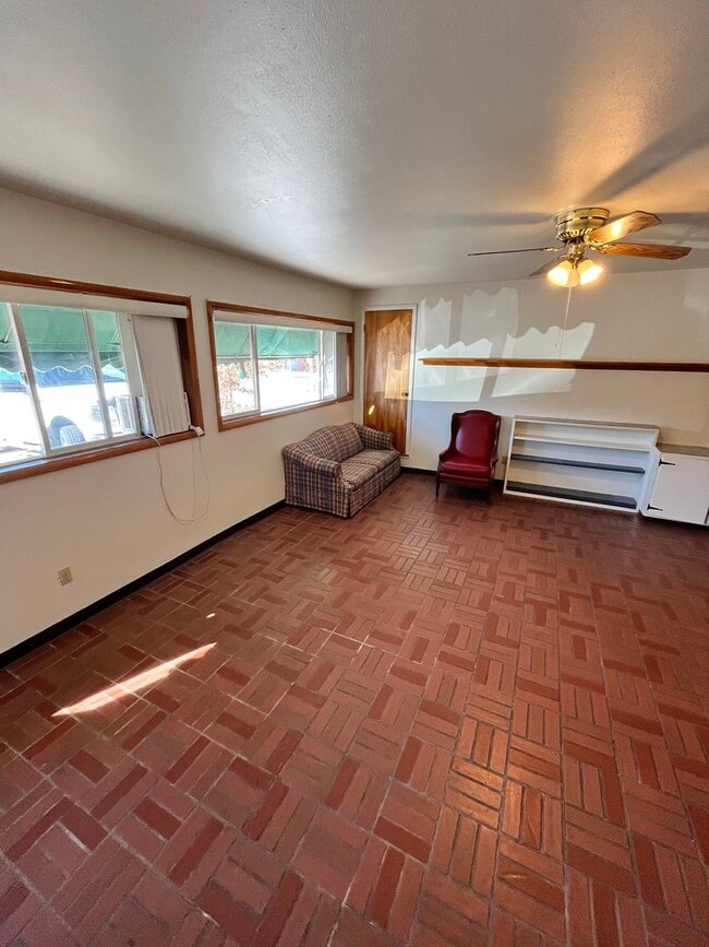 Building Photo - Perfectly Located Spacious Studio Apartment