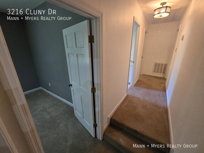 Building Photo - 3216 Cluny Dr