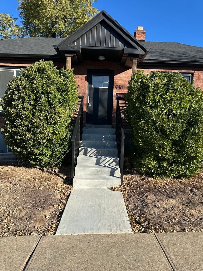 Building Photo - Theall Triplex