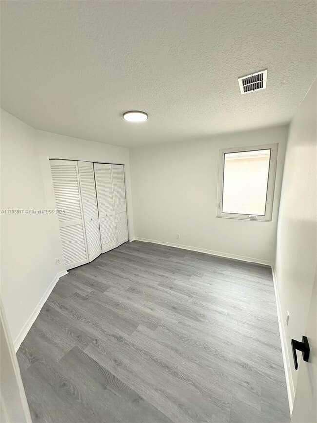 Building Photo - 1845 Vista Way