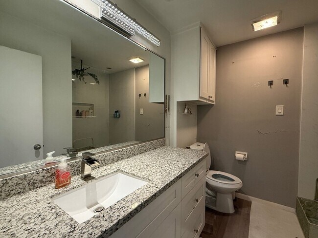 Building Photo - 8211 Katy Fwy