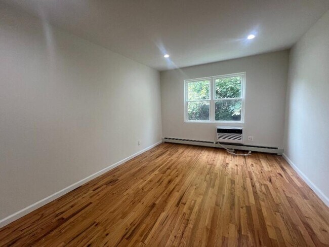 Building Photo - 3 bedroom in WOODSIDE NY 11377