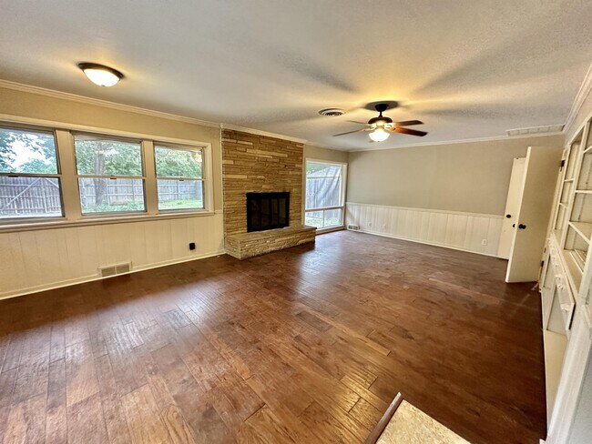 Building Photo - 1926 Laurelwood Dr