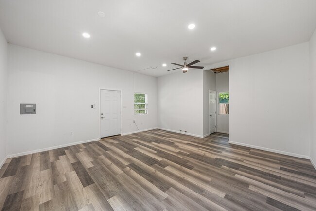Building Photo - 1153 Brookswood Ave