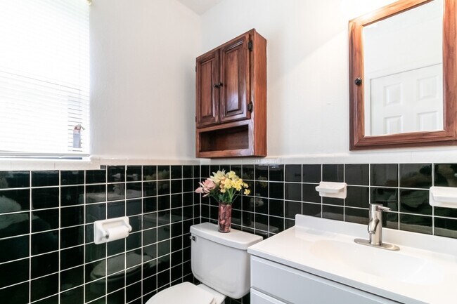 Building Photo - Charming 3 bedroom 2 bath home available soon!!