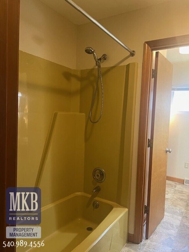Building Photo - Garden City- 1 Bedroom duplex