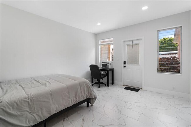 Building Photo - 811 SW 26th Ct