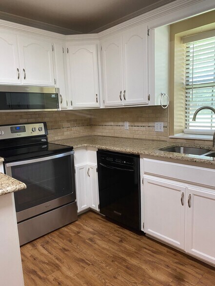 Building Photo - 5606 Cliffwood Dr