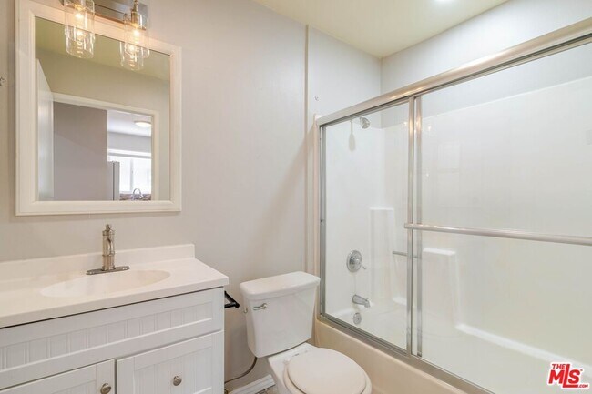 Building Photo - 10900 Blix St