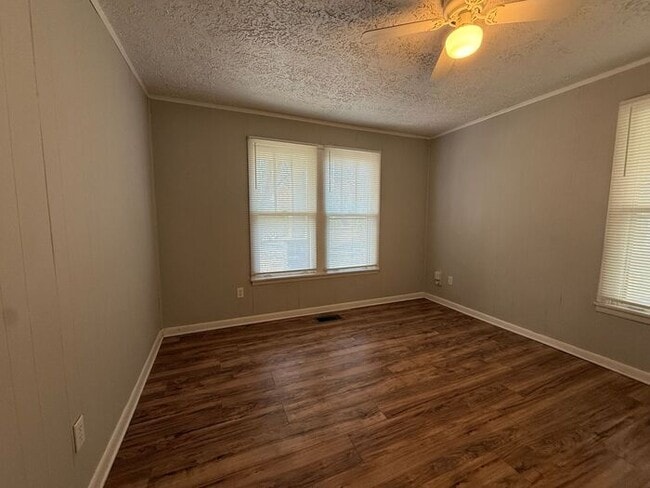 Building Photo - Cottage Style Home Super Close to Downtown!