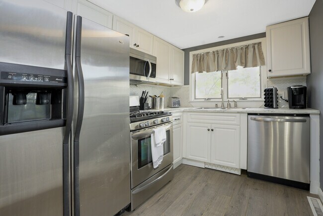 Building Photo - 30 Florence St