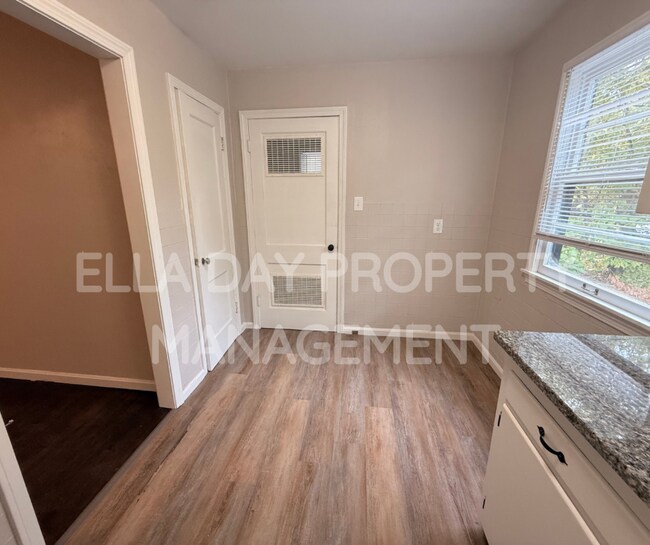 Building Photo - 2512 S Ellis St